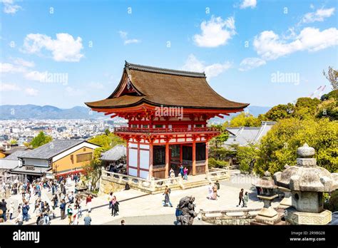 Niebiańskie Bramy Kiyomizu-dera - Mistyczny Świat i Panoramiczne Widoki