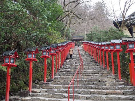  Kibune Shrine! A Majestic Mountain Retreat Where History Meets Natural Beauty