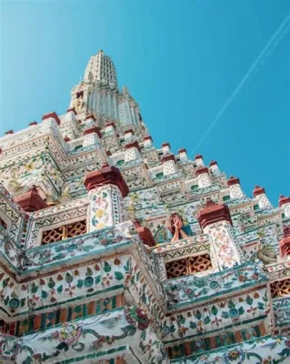 Wat Arun:  A Glittering Symbol of Siamese Architectural Brilliance!